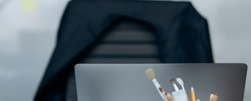 Choosing between a custom theme or readymade theme